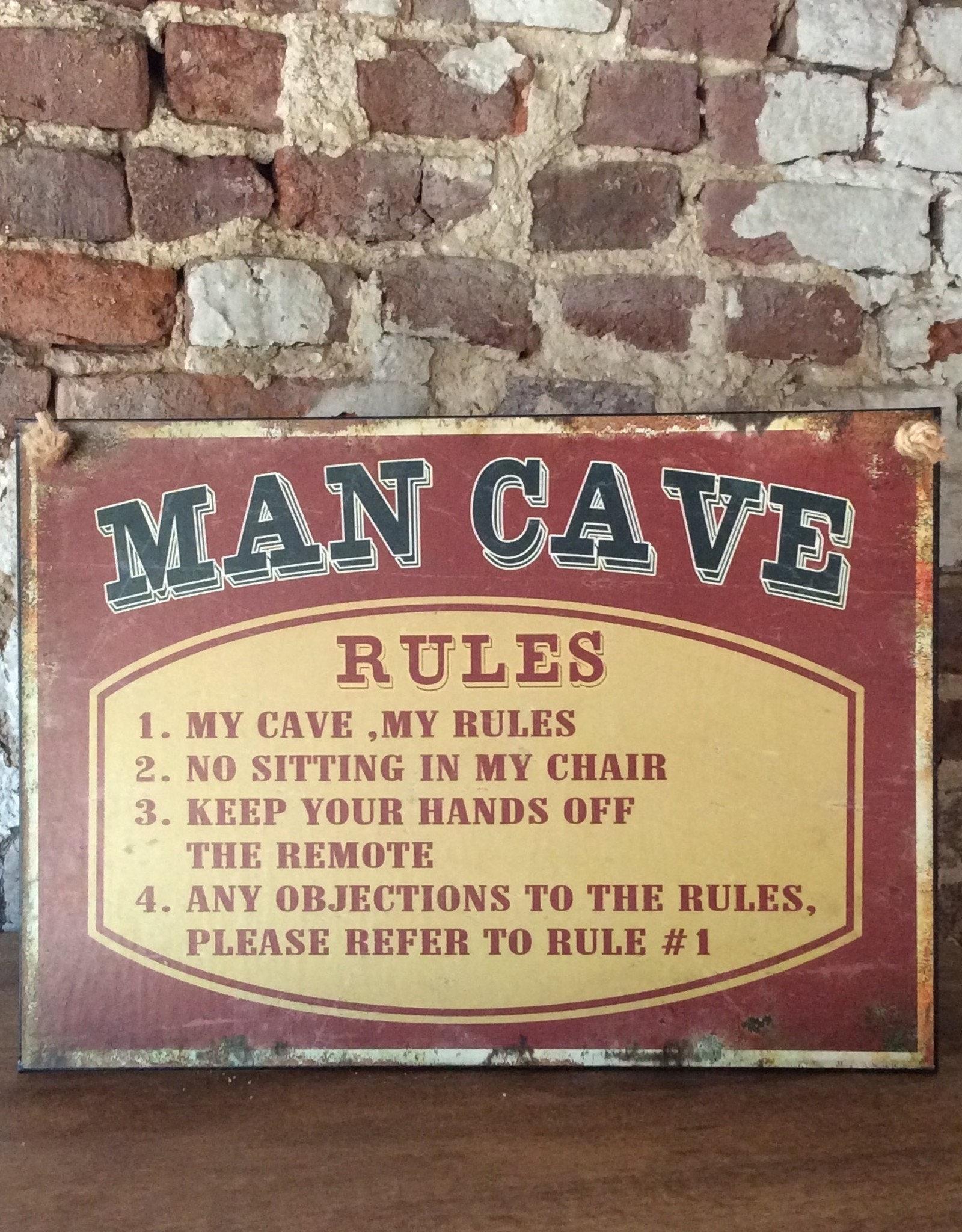 Tekstbord "MAN CAVE RULES "