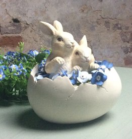 Oeuf de décoration avec des lapins