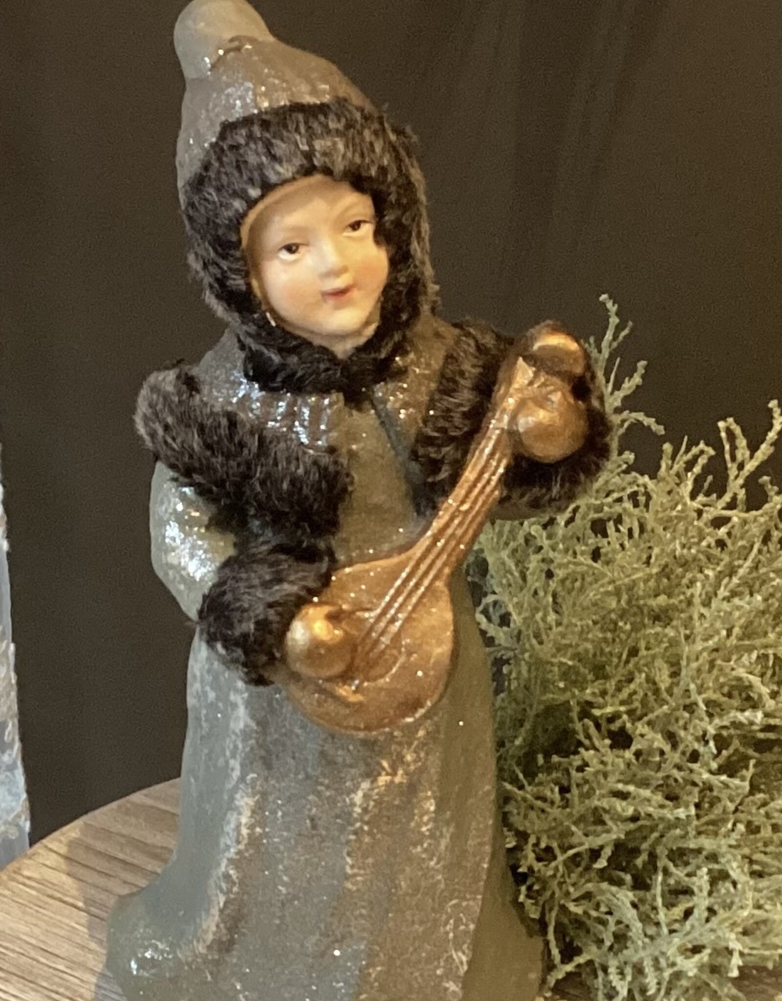 Winter meisje met muziekinstrument
