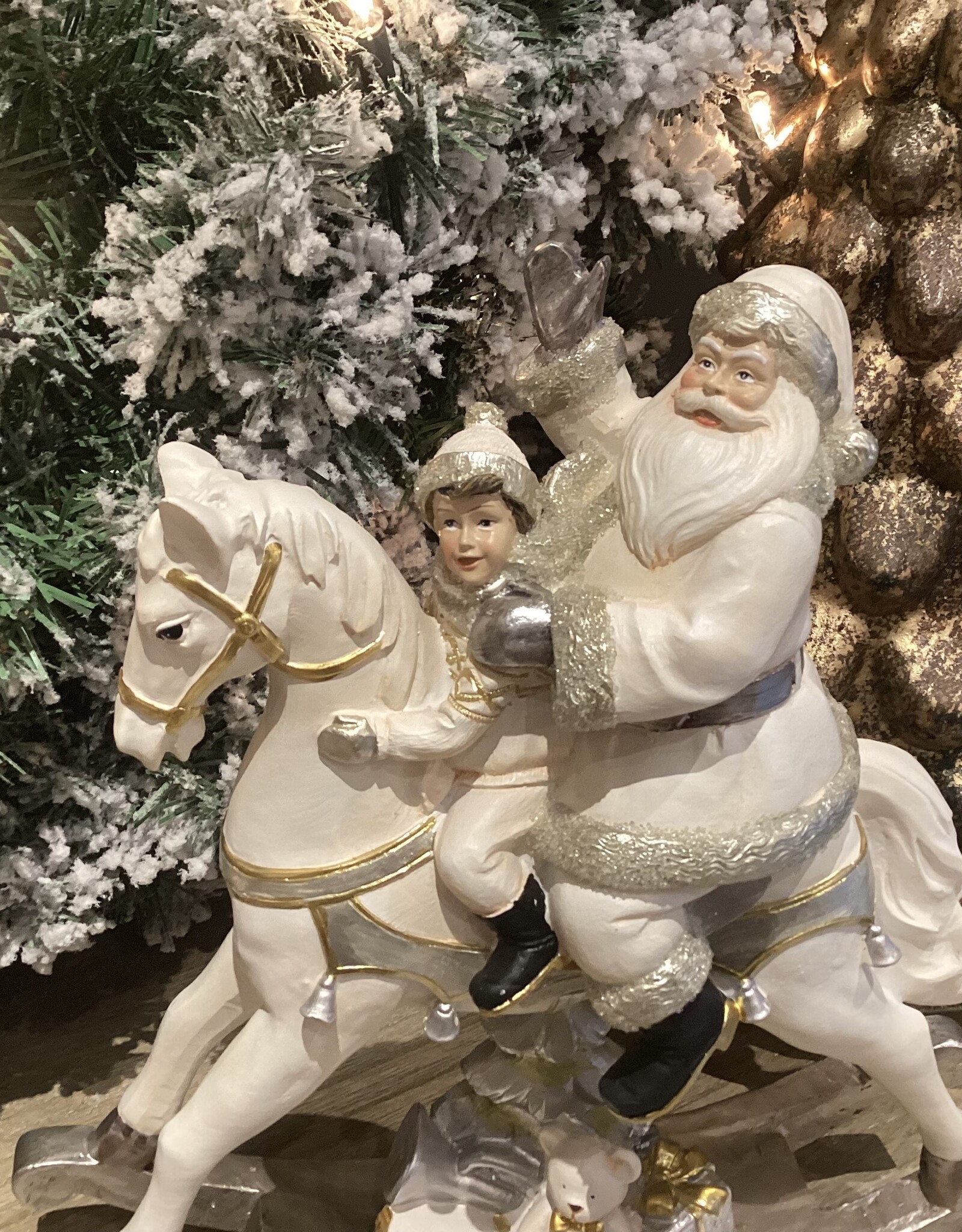 Père Noël sur cheval à bascule