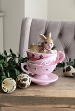 lapin couché dans une tasse