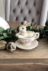 Hase liegt im Becher