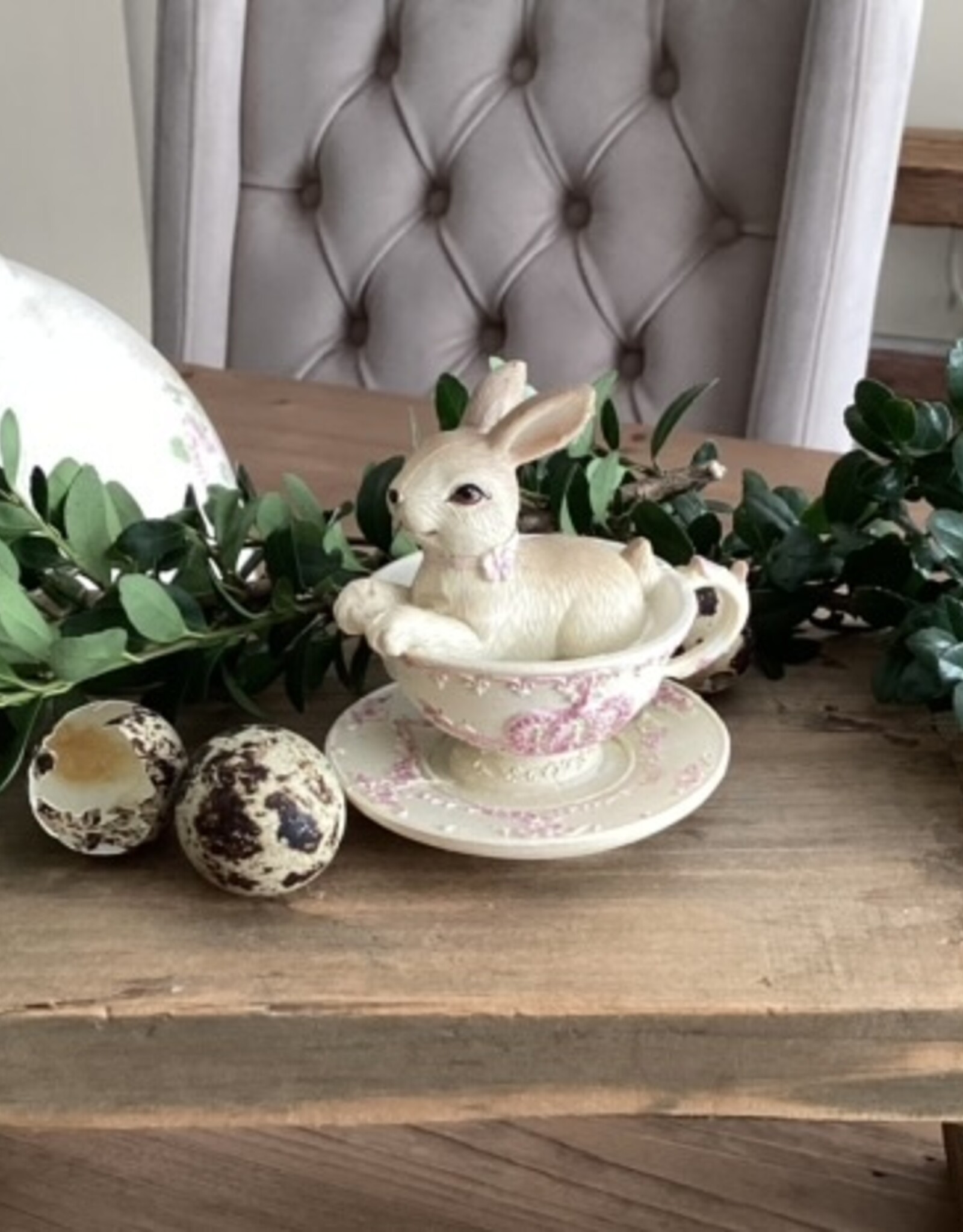 Hase liegt im Becher