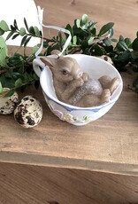 konijntje rustend in kopje ( hanger)