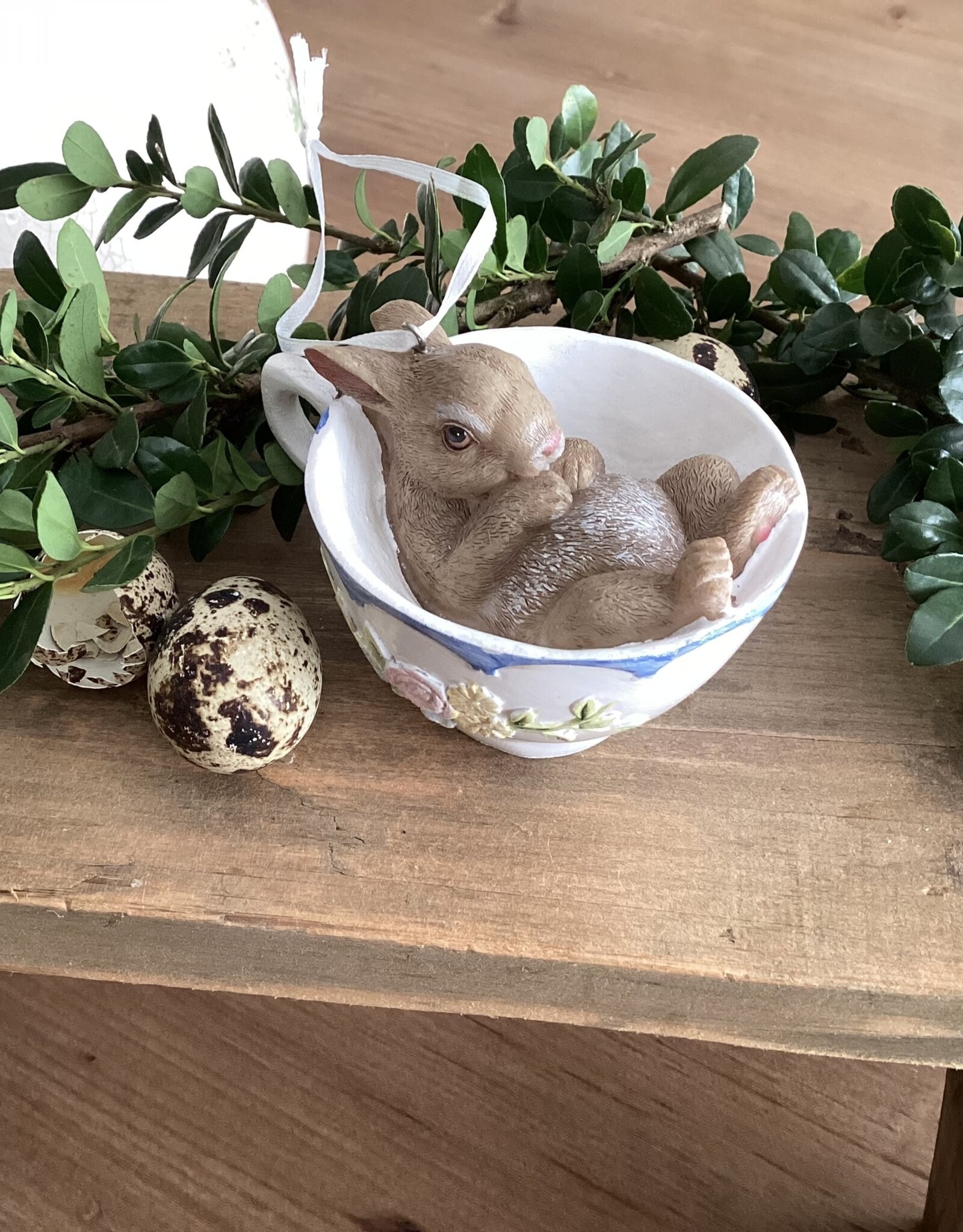 lapin se reposant dans une tasse (pendentif)