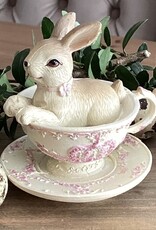 Décoration lapin assis dans une tasse