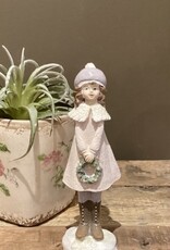 Kind met krans decoratie