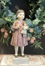 Mädchen mit Puppe