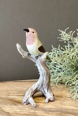 Vogeltje zittend op stam