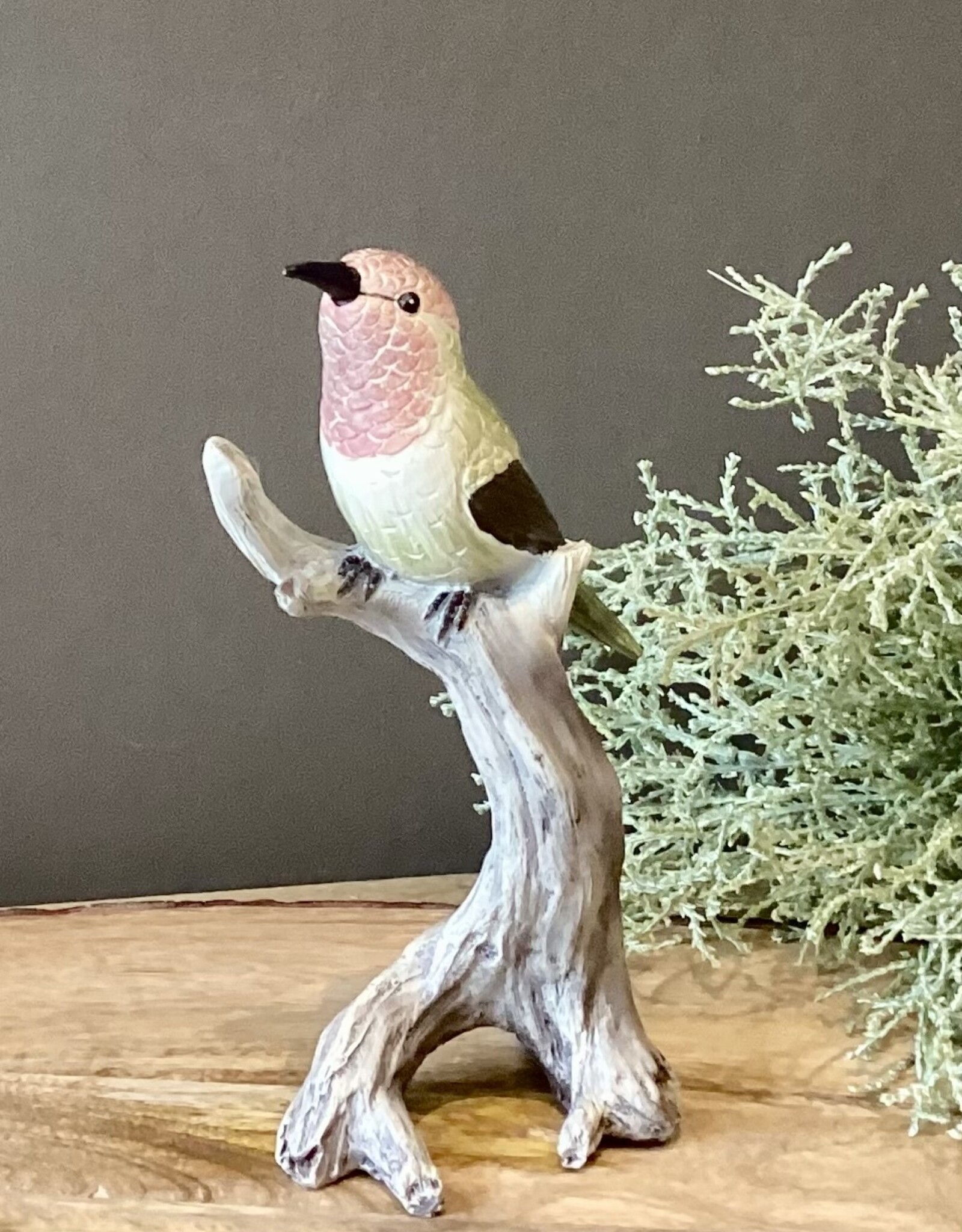 Kleiner Vogel sitzt auf einem Stiel