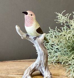 Kleiner Vogel sitzt auf einem Stiel
