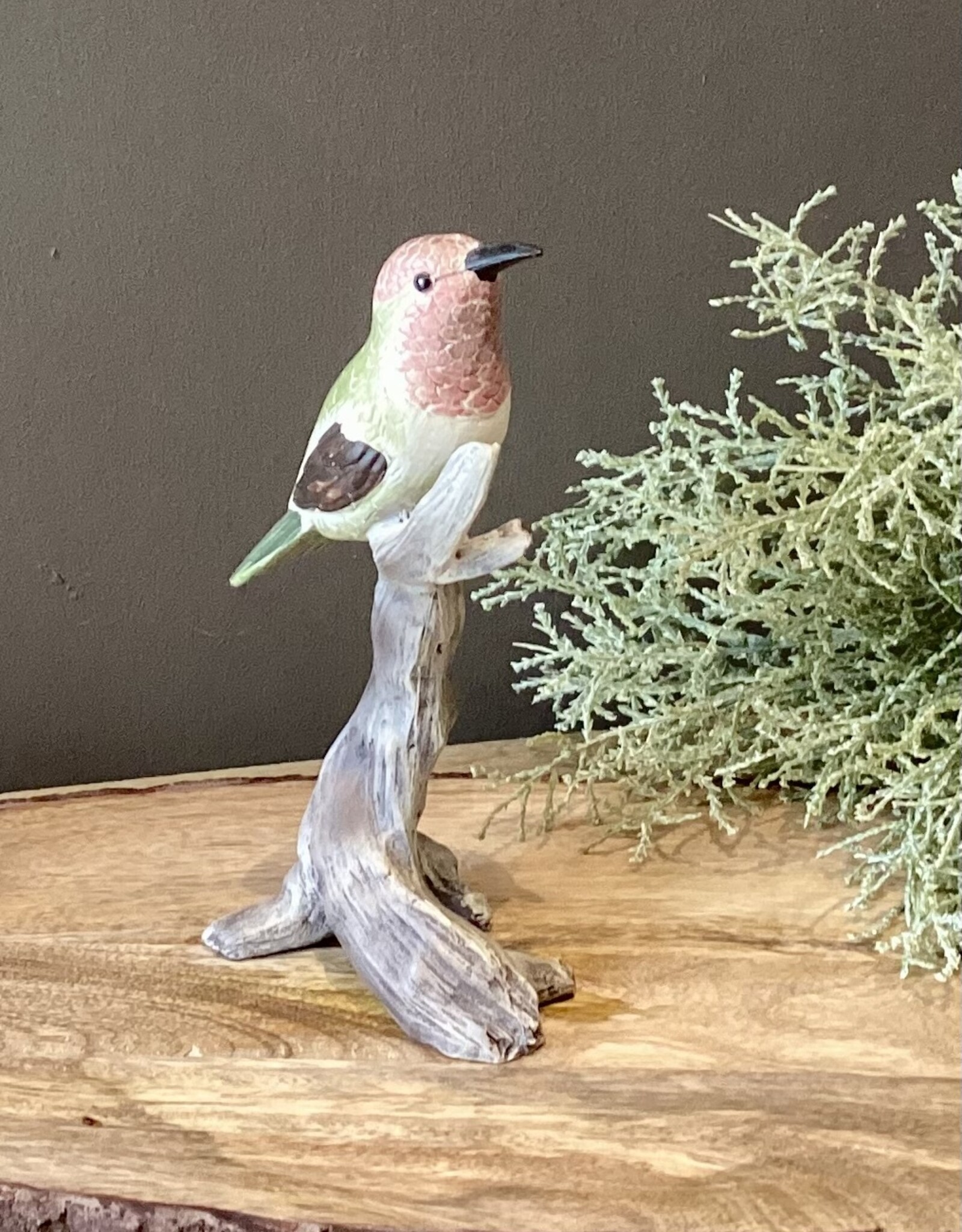 Vogeltje zittend op stam
