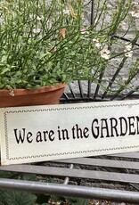 Textplatte " We are in the GARDEN"