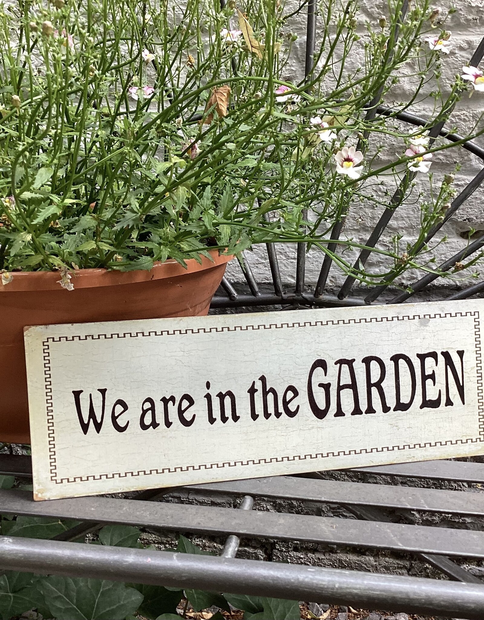 Textplatte " We are in the GARDEN"