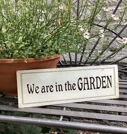 Textplatte " We are in the GARDEN"