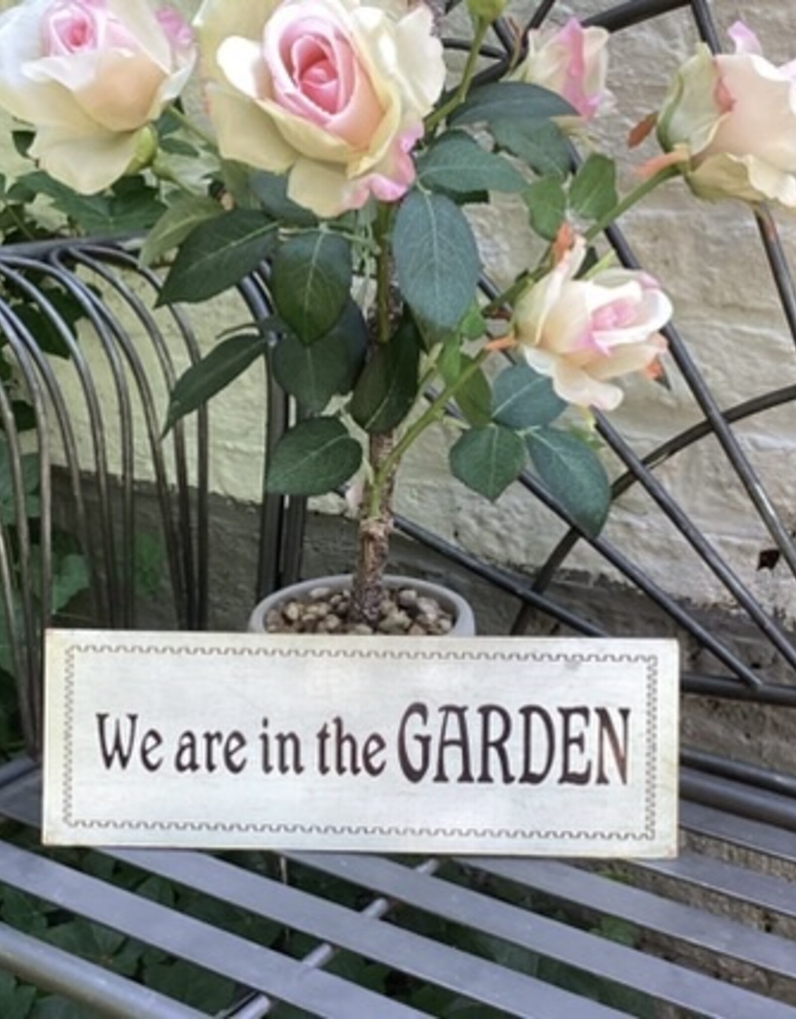 Textplatte " We are in the GARDEN"