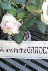 Textplatte " We are in the GARDEN"