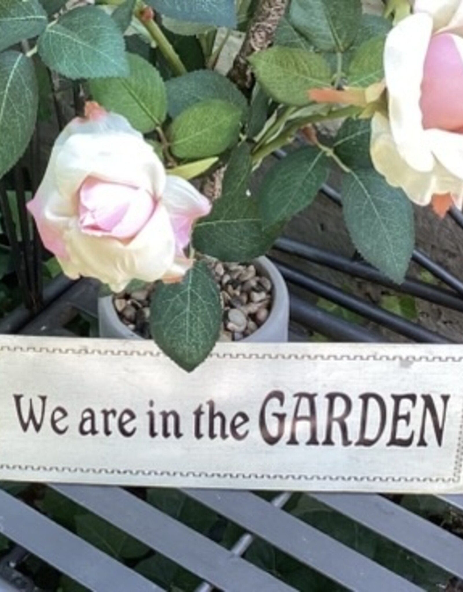 Textplatte " We are in the GARDEN"