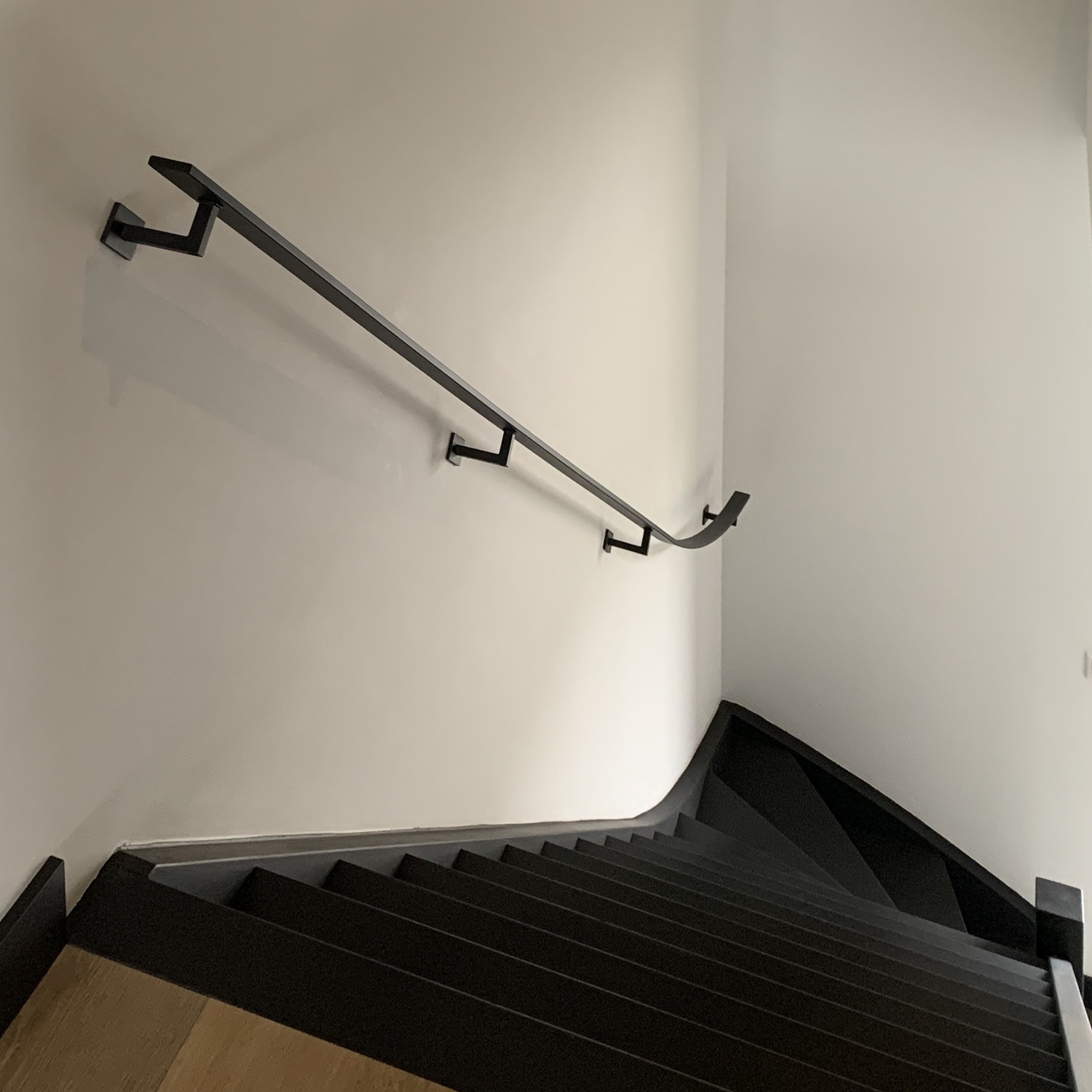  Handlauf schwarz beschichtet viereckig 40x10 Modell 11 - Rechteckige Treppengeländer - Treppenhandlauf mit schwarzer Pulverbeschichtung RAL 9005