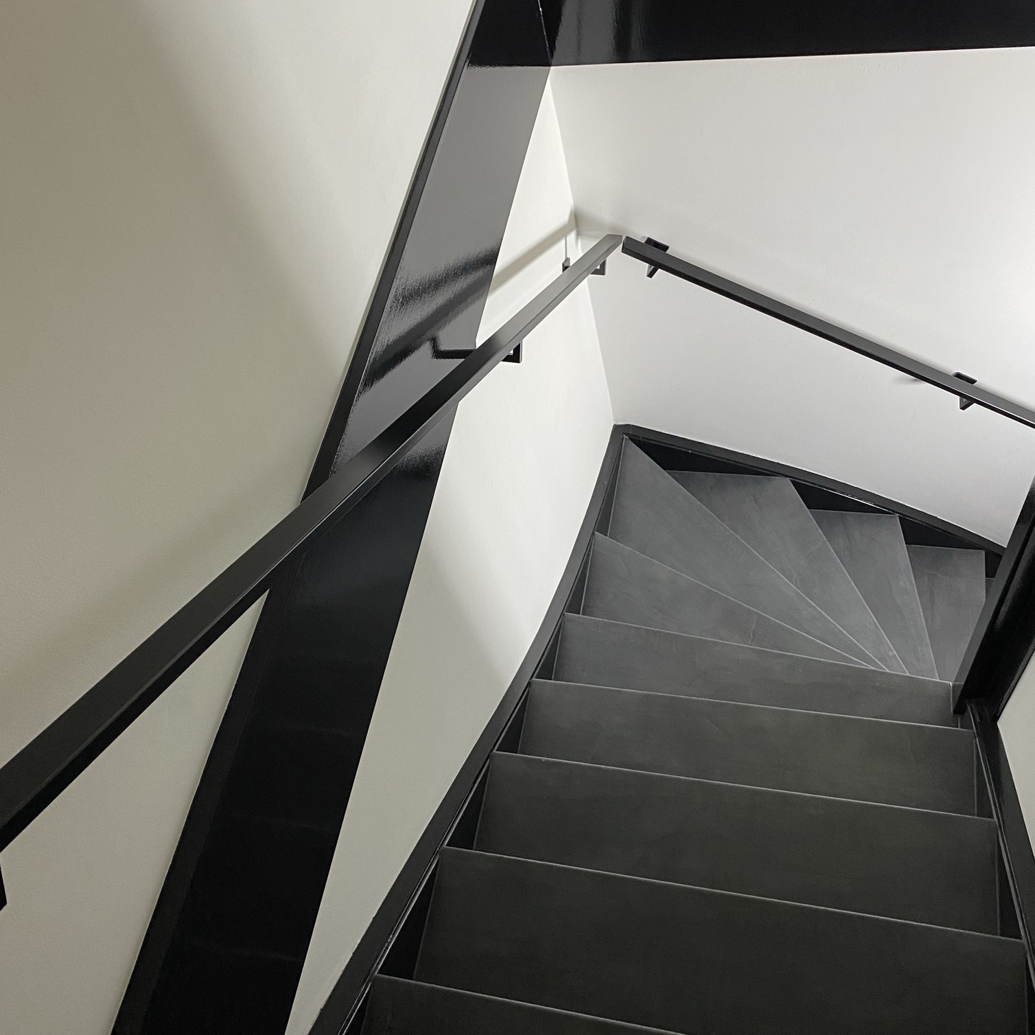  Handlauf schwarz beschichtet viereckig 40x20 Modell 11 - Rechteckige Treppengeländer - Treppenhandlauf mit schwarzer Pulverbeschichtung RAL 9005