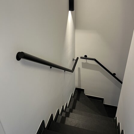Handlauf schwarz - rund - mit Handlaufhaltern Typ 4 - nach Maß - Treppengeländer Metall / Stahl beschichtet - RAL 9005