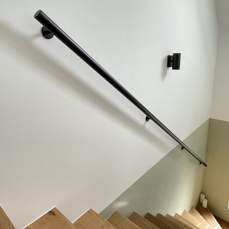 Handlauf schwarz - rund - mit Handlaufhaltern Typ 5 - nach Maß - Treppengeländer Metall / Stahl beschichtet - RAL 9005