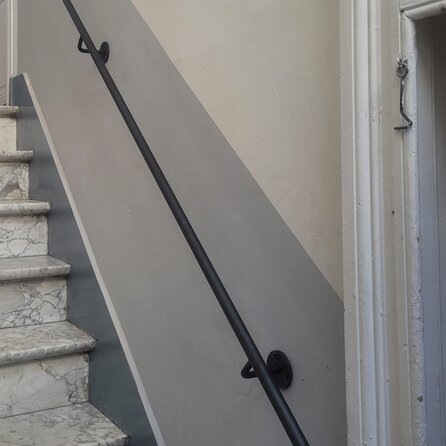 Handlauf Schmiedeeisen - rund (20 mm) solide - mit (geschweißtem) Haltern Typ 1 - nach Maß - Handlauf Rundstahl geschmiedet / Treppengeländer Gusseisen mit transparenter Beschichtung