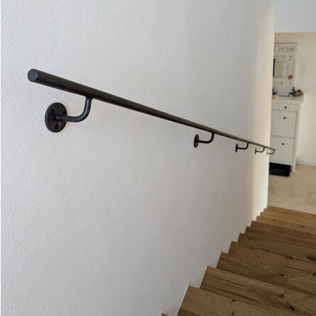 Handlauf Schmiedeeisen - rund (20 mm) solide - mit (geschweißtem) Haltern Typ 1 - nach Maß - Handlauf Rundstahl geschmiedet / Treppengeländer Gusseisen mit transparenter Beschichtung
