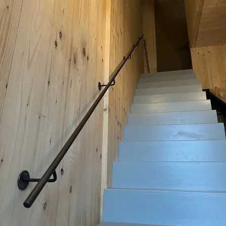 Handlauf Schmiedeeisen - rund (20 mm) solide - mit (geschweißtem) Haltern Typ 1 - nach Maß - Handlauf Rundstahl geschmiedet / Treppengeländer Gusseisen mit transparenter Beschichtung
