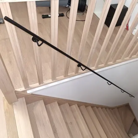 Handlauf Schmiedeeisen Schwarz - rund (20 mm) solide - mit (geschweißtem) Haltern Typ 1 - nach Maß - Handlauf Rundstahl geschmiedet / Treppengeländer Gusseisen mit mattschwarzer Beschichtung - RAL 9005