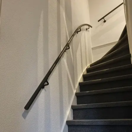 Handlauf anthrazit - rund - mit Handlaufhaltern Typ 3 - nach Maß - Treppengeländer Metall / Stahl beschichtet - RAL 7016 oder 7021