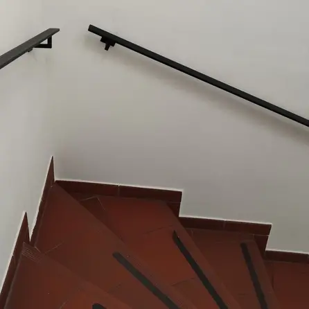 Handlauf anthrazit - eckig (40x10 mm) - mit Handlaufhaltern Typ 11 - nach Maß - Treppengeländer Metall / Stahl beschichtet - RAL 7016 oder 7021