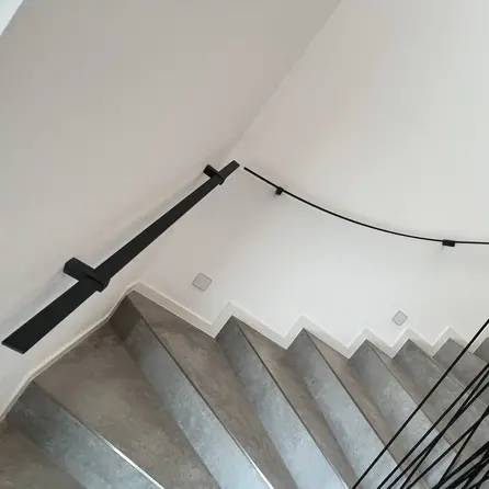 Handlauf anthrazit - eckig (40x10 mm) - mit Handlaufhaltern Typ 13 - nach Maß - Treppengeländer Metall / Stahl beschichtet - RAL 7016 oder 7021