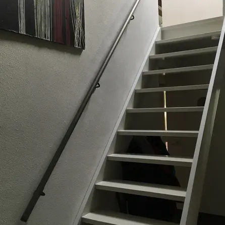 Handlauf schwarz - rund - nach Maß - Treppengeländer Metall / Stahl beschichtet - RAL 9005