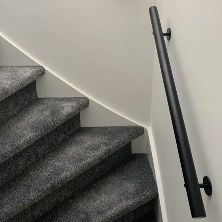 Handlauf schwarz - rund - mit Handlaufhaltern Typ 3 - nach Maß - Treppengeländer Metall / Stahl beschichtet - RAL 9005