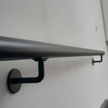 Handlauf schwarz - rund - mit Handlaufhaltern Typ 3 - nach Maß - Treppengeländer Metall / Stahl beschichtet - RAL 9005