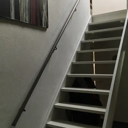 Handlauf schwarz - rund - mit Handlaufhaltern Typ 3 - nach Maß - Treppengeländer Metall / Stahl beschichtet - RAL 9005