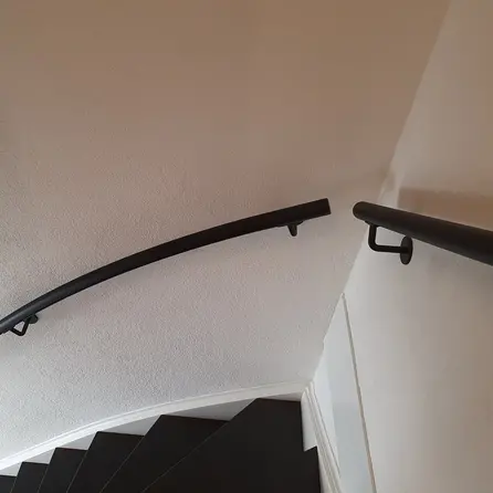 Handlauf schwarz - rund - mit Handlaufhaltern Typ 3 - nach Maß - Treppengeländer Metall / Stahl beschichtet - RAL 9005