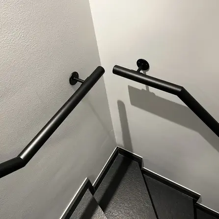 Handlauf schwarz - rund - mit Handlaufhaltern Typ 4 - nach Maß - Treppengeländer Metall / Stahl beschichtet - RAL 9005