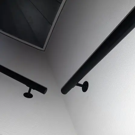 Handlauf schwarz - rund - mit Handlaufhaltern Typ 4 - nach Maß - Treppengeländer Metall / Stahl beschichtet - RAL 9005