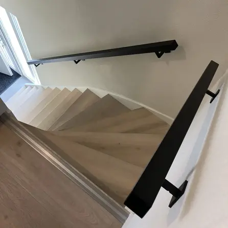 Handlauf schwarz - eckig (40x40 mm) - mit Handlaufhaltern Typ 11 - nach Maß - Treppengeländer Metall / Stahl beschichtet - RAL 9005