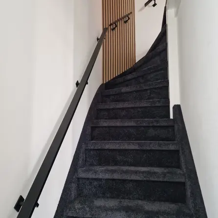 Handlauf schwarz - eckig (50x20 mm) - mit Handlaufhaltern Typ 11 - nach Maß - Treppengeländer Metall / Stahl beschichtet - RAL 9005