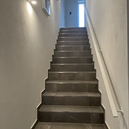 Handlauf weiß - eckig (40x15 mm) - mit Handlaufhaltern Typ 11 - nach Maß - Treppengeländer Metall / Stahl beschichtet - RAL 9016, 9010 oder 9001
