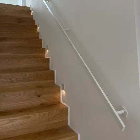 Handlauf weiß - eckig (40x15 mm) - mit Handlaufhaltern Typ 16 - nach Maß - Treppengeländer Metall / Stahl beschichtet - RAL 9016, 9010 oder 9001