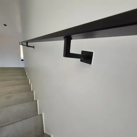 Handlauf schwarz - eckig (40x15 mm) - mit Handlaufhaltern Typ 11 - nach Maß - Treppengeländer Metall / Stahl beschichtet - RAL 9005