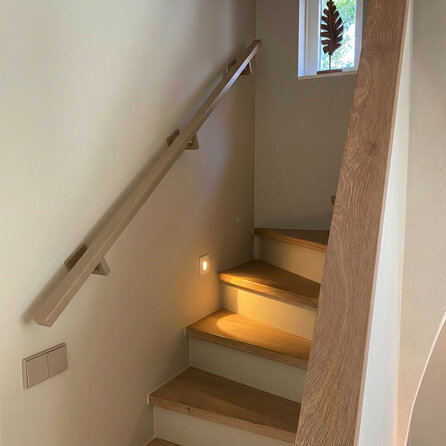 Handlauf grau - eckig (40x20 mm) - mit Handlaufhaltern Typ 11 - nach Maß - Treppengeländer Metall / Stahl beschichtet - RAL 7030, 7044, 1019 oder 9002 Handlauf grau - eckig (40x20 mm) - mit Handlaufhaltern Typ 11 - nach Maß - Treppengeländer Metall / Stahl beschichtet - RAL 7030, 7044, 1019 oder 9002