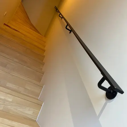 Handlauf schwarz - eckig (40x10 mm) - mit Handlaufhaltern Typ 1 - nach Maß - Treppengeländer Metall / Stahl beschichtet - RAL 9005