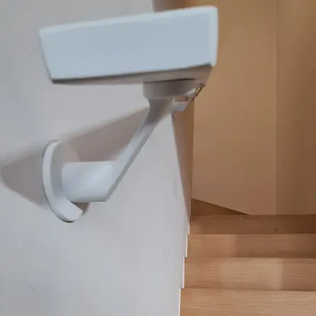 Handlauf weiß - eckig (40x10 mm) - mit Handlaufhaltern Typ 7 Luxus - nach Maß - Treppengeländer Metall / Stahl beschichtet - RAL 9016, 9010 oder 9001