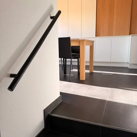 Handlauf schwarz - rund schmal - mit Handlaufhaltern Typ 14 - nach Maß - Treppengeländer Metall / Stahl beschichtet - RAL 9005 Handlauf schwarz - rund schmal - mit Handlaufhaltern Typ 14 - nach Maß - Treppengeländer Metall / Stahl beschichtet - RAL 9005