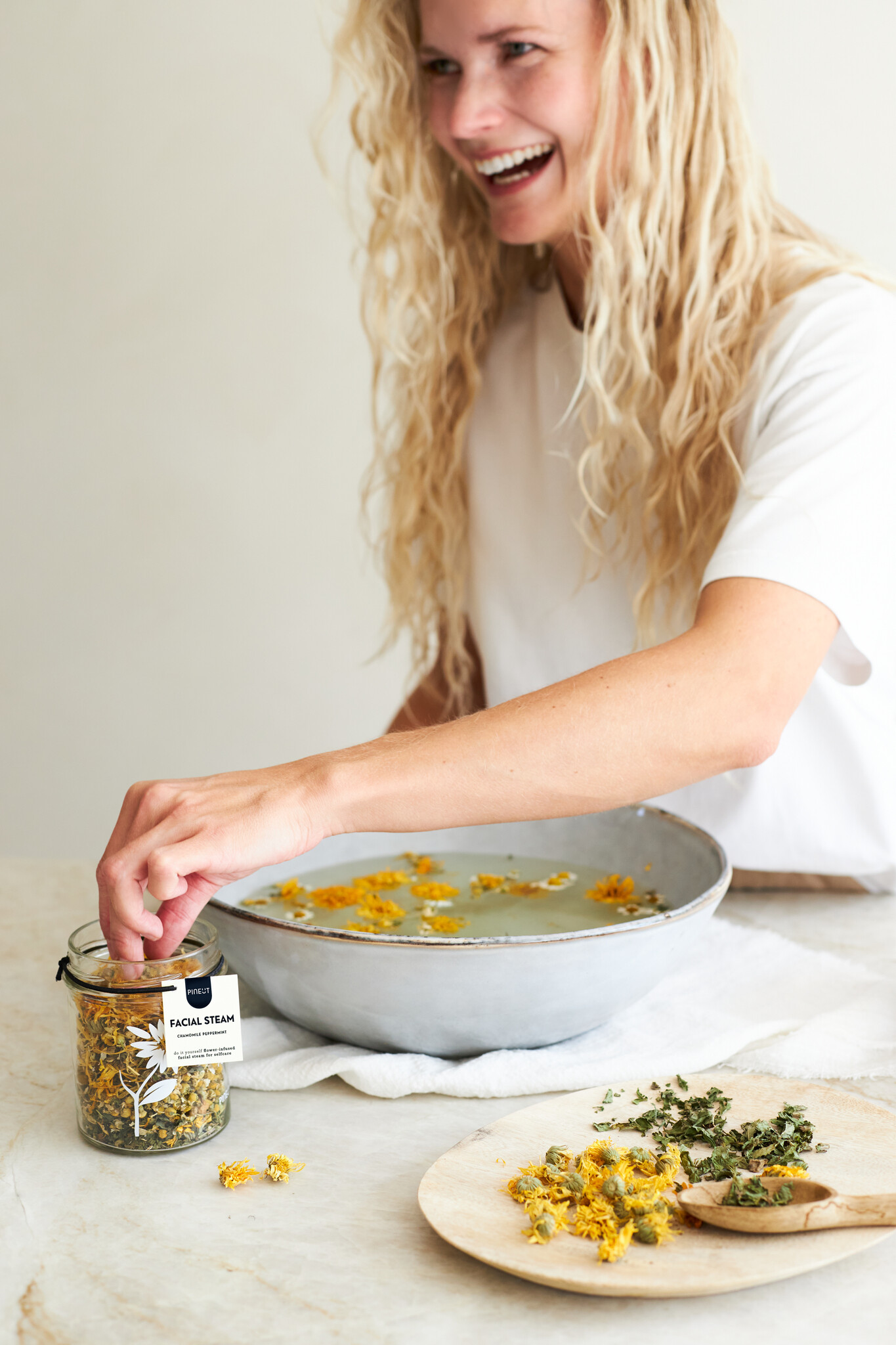 Pineut facial steam